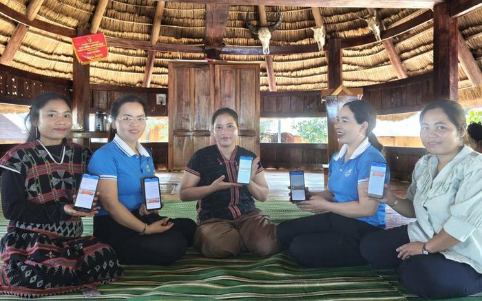 Dưới mái nhà Gươl giữa những bản làng Cơ Tu, các mô hình “Chi hội số”, “Phụ nữ số”... được thành lập cho thấy phụ nữ vùng cao Đà Nẵng đang từng bước bắt nhịp với quá trình chuyển đổi số, mở rộng cơ hội phát triển cho bản thân, gia đình và xã hội