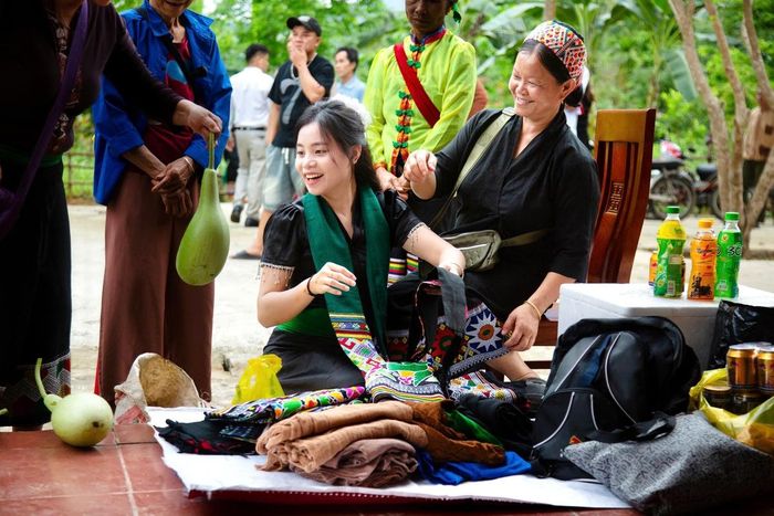 Cô giáo Lo Thị Bảo Vy là người dân tộc Ơ Đu đầu tiên trúng cử đại biểu Quốc hội.