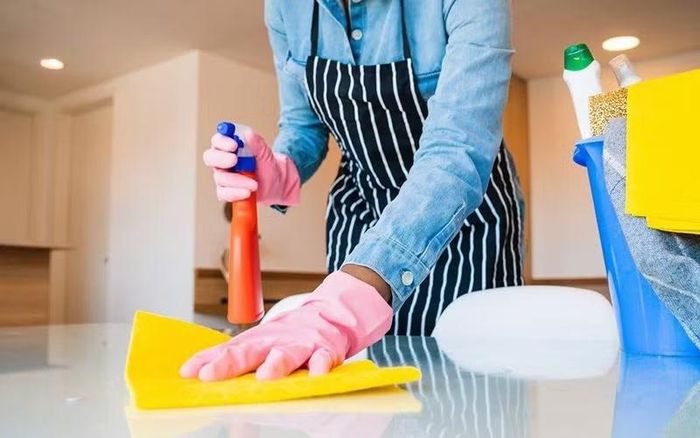 Rất nhiều người khuyên gia đình nên xem lại khoản chi thuê người giúp việc