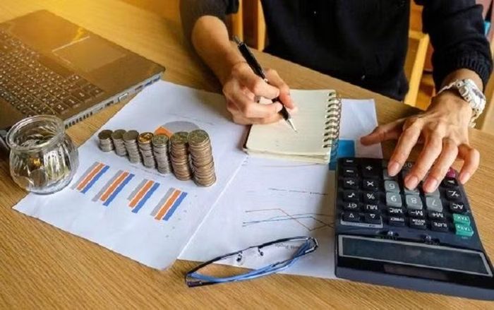 Việc lập ngân sách chi tiêu theo tuần hoặc theo ngày để dễ kiểm soát hơn so với việc quản lý theo tháng