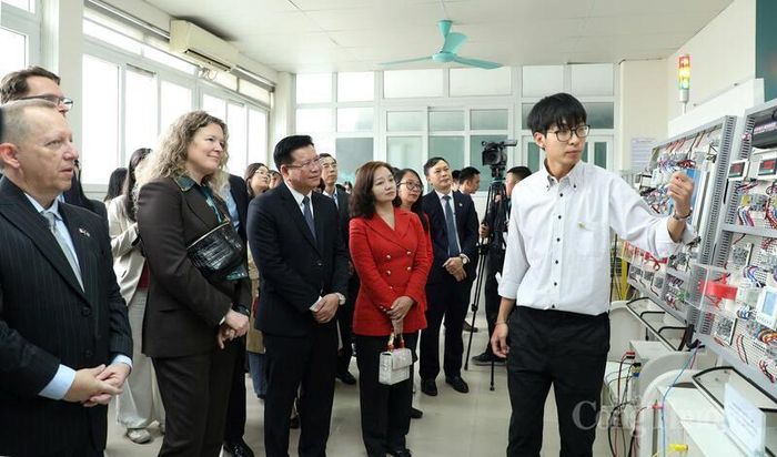 Các đại biểu tham quan Trung tâm đào tạo xuất sắc về điện gió tại Trường Đại học Điện lực. Ảnh: Thu Hường