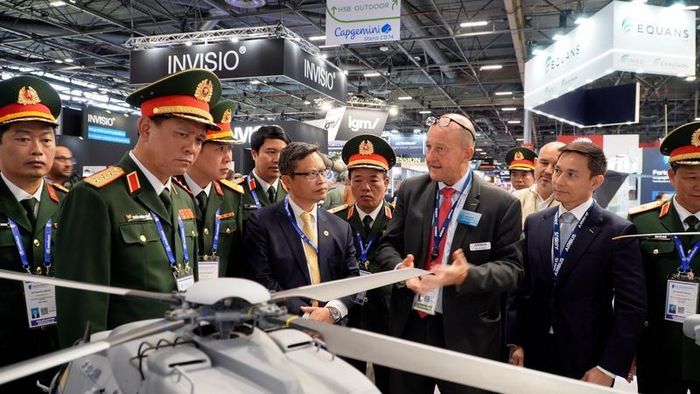 Thượng tướng Nguyễn Trường Thắng cùng đoàn tham quan gian hàng của Tập đoàn Airbus. Ảnh: Kiều Trinh