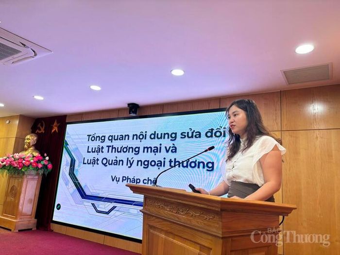 Đại diện Vụ Pháp chế trình bày tổng quan nội dung sửa đổi Luật Thương mại và Luật Quản lý ngoại thương. Ảnh: Phong Lâm