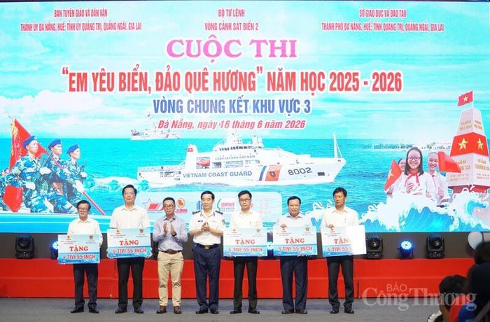 Trao quà cho các trường có học sinh tham gia vòng chung kết.
