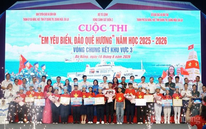 Các đại biểu cùng các đội thi tại Vòng chung kết khu vực 3 Cuộc thi "Em yêu biển, đảo quê hương" năm học 2025 - 2026.