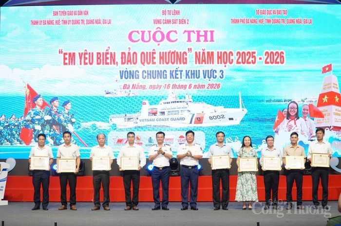Khen thưởng các tập thể, cá nhân có thành tích xuất sắc trong triển khai Đề án tổ chức Cuộc thi “Em yêu biển, đảo quê hương”.