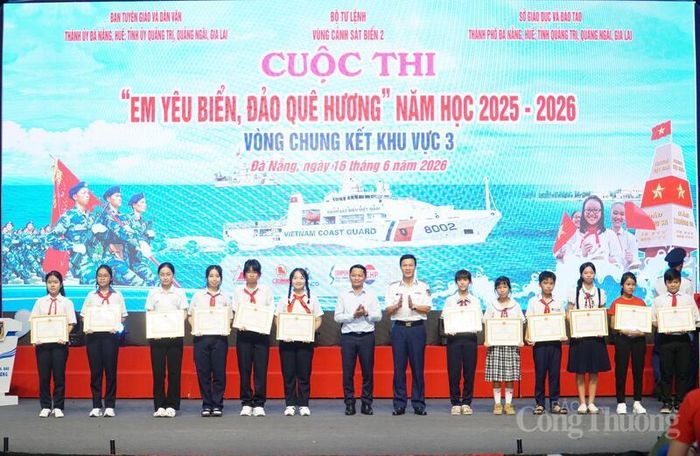 Trao thưởng cho các em học sinh đạt thành tích cao trong cuộc thi vẽ tranh chủ đề "Em yêu biển, đảo quê hương".