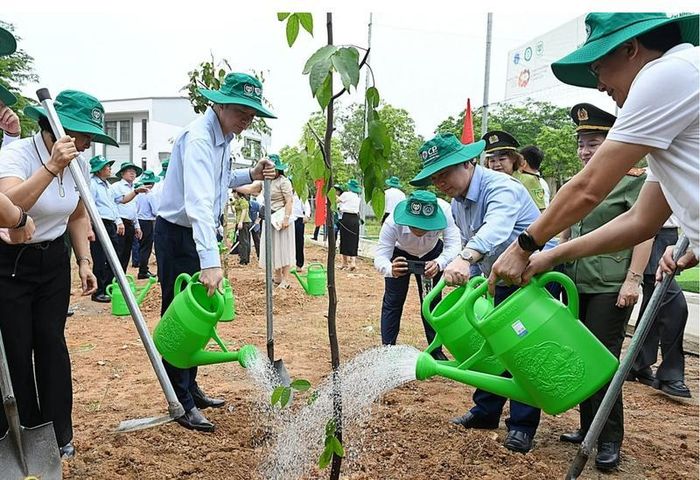 Các đại biểu trồng cây tại khuôn viên Trường Cao đẳng Công nghệ và Nông lâm Đông Bắc. Ảnh: Bảo Thắng