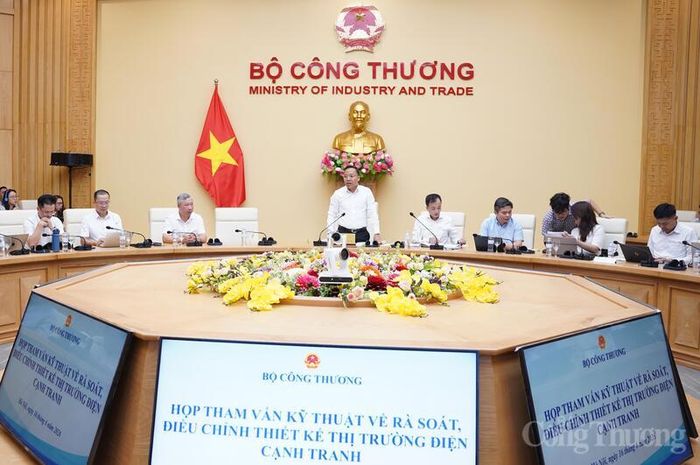 Thứ trưởng Bộ Công Thương Nguyễn Hoàng Long phát biểu tại cuộc họp - Ảnh: Nguyên Thảo