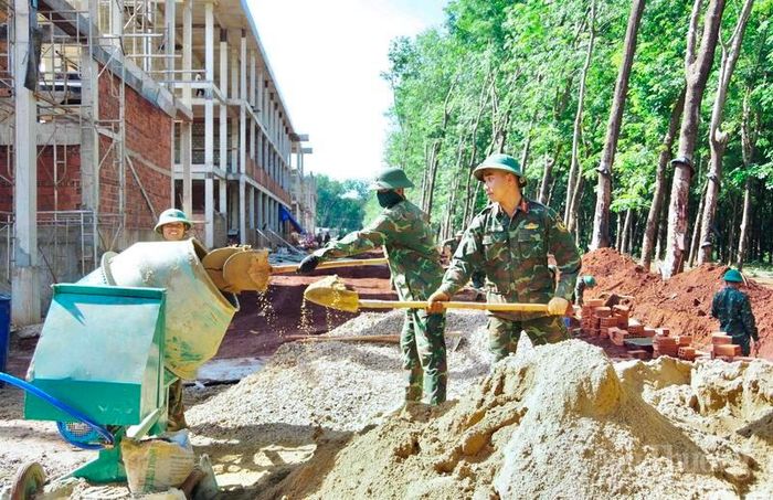 Cán bộ, chiến sĩ các đơn vị duy trì nhịp độ lao động khẩn trương với tinh thần “vượt nắng, thắng mưa”, tranh thủ từng ngày, từng giờ để đẩy nhanh tiến độ thi công.