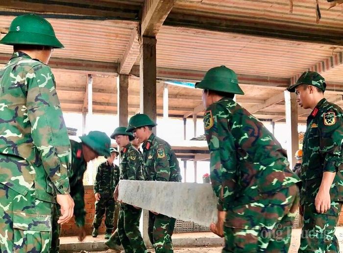 Mặc dù thời tiết Tây Nguyên bước vào mùa mưa với nhiều diễn biến thất thường, song cán bộ, chiến sĩ các đơn vị vẫn duy trì nhịp độ lao động khẩn trương với tinh thần “vượt nắng, thắng mưa”, tranh thủ từng ngày, từng giờ để đẩy nhanh tiến độ thi công.