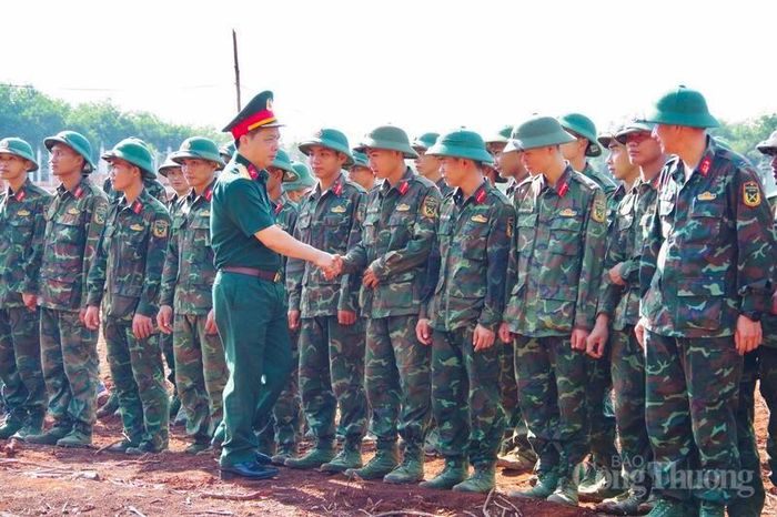 Đại tá Hà Viết Liễn, Phó Tư lệnh Quân đoàn 34 trực tiếp đến kiểm tra tiến độ, thăm hỏi, động viên cán bộ, chiến sĩ các đơn vị đang thực hiện nhiệm vụ xây dựng công trình Trường học nội trú liên cấp tại xã Ia O và Ia Chía.