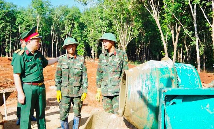 Lãnh đạo Quân đoàn 34 động viên các chiến sĩ trẻ.