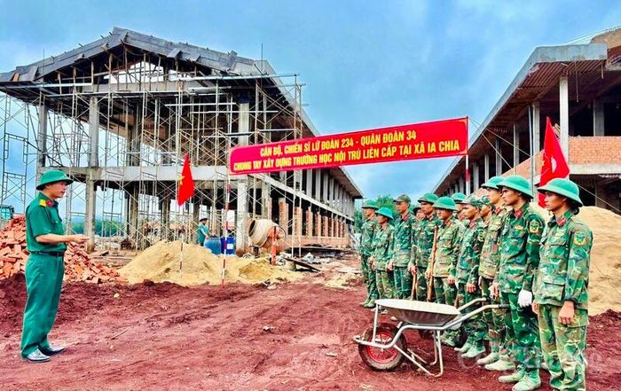 Nhằm hỗ trợ đẩy nhanh tiến độ xây dựng các trường phổ thông dân tộc nội trú liên cấp tại khu vực biên giới, hơn 10 ngày qua, Quân đoàn 34 (Bộ Quốc phòng) đã huy động 150 cán bộ, chiến sĩ tham gia hỗ trợ thi công tại hai xã Ia O và Ia Chía.