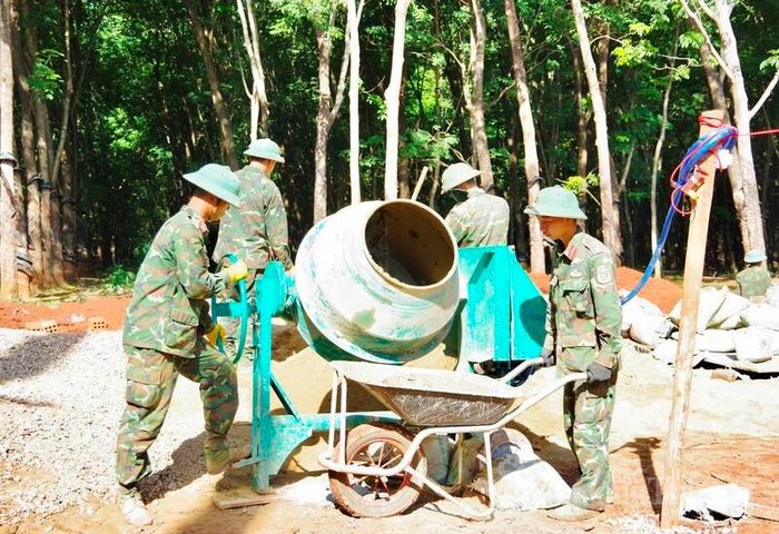 Các chiến sĩ ngày đêm chung sức thi công các trường phổ thông dân tộc nội trú liên cấp vùng biên, quyết tâm đưa công trình về đích đúng tiến độ.