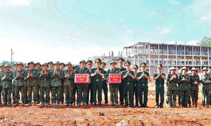 Phó Tư lệnh Quân đoàn 34 tặng quà cán bộ, chiến sĩ các đơn vị đang thực hiện nhiệm vụ.