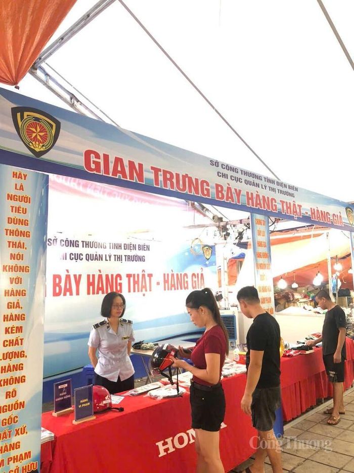 Công chức quản lý thị trường và đại diện các doanh nghiệp trực tiếp tư vấn, giải đáp thắc mắc, hướng dẫn người dân nhận diện sản phẩm chính hãng.