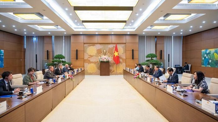 Chủ tịch Quốc hội Trần Thanh Mẫn đề nghị Quốc hội Đức nghiên cứu tiến tới ký kết Thỏa thuận hợp tác; đồng thời tăng cường chia sẻ kinh nghiệm về quản trị quốc gia, quản lý kinh tế - xã hội thông qua các hình thức trao đổi trực tiếp hoặc trực tuyến. Ảnh: Quochoi.vn