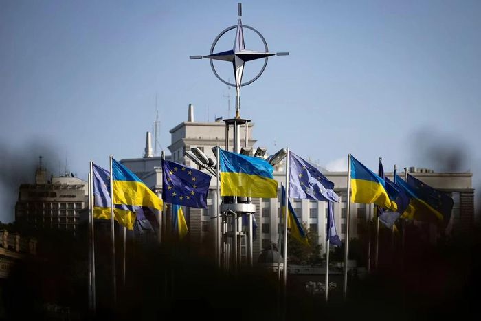 Quốc kỳ Ukraine và Liên minh châu Âu (EU) tung bay tại trung tâm thủ đô Kiev trong thời gian diễn ra cuộc họp giữa các bộ trưởng ngoại giao EU và Ukraine, ngày 2/10/2023. Ảnh: Reuters.