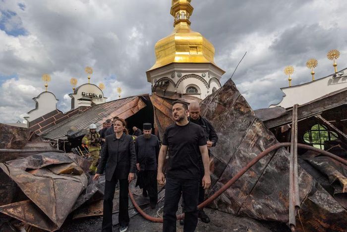 Tổng thống Ukraine Volodymyr Zelensky và Thủ tướng Yulia Svyrydenko tại Nhà thờ Dormition thuộc quần thể tu viện Kyiv Pechersk Lavra ở thủ đô Kyiv ngày 15/6. Ảnh: Reuters.