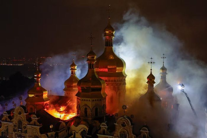 Lực lượng cứu hỏa làm nhiệm vụ tại Nhà thờ Dormition thuộc quần thể tu viện Kyiv Pechersk Lavra ở thủ đô Kyiv, Ukraine, ngày 15/6. Ảnh: Reuters.