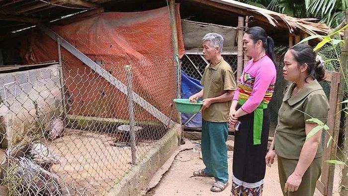 Ông Hà Văn Chung, ở bản Khoa, xã Phú Lệ giới thiệu mô hình nuôi nhím của gia đình cho người dân trong bản.