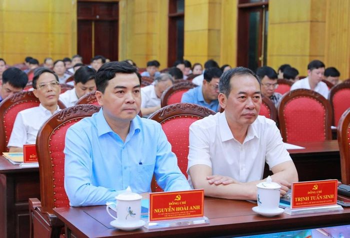 Chủ tịch UBND tỉnh Nguyễn Hoài Anh và Phó Bí thư Tỉnh ủy Trịnh Tuấn Sinh dự hội nghị.