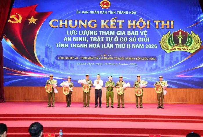 Đồng chí Lê Quang Hùng, Ủy viên Ban Thường vụ Tỉnh ủy, Phó Chủ tịch UBND tỉnh tặng hoa và cờ lưu niệm cho các đội thi.