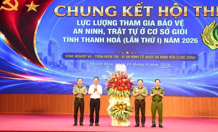 Đại tá Nguyễn Thanh Bình, Phó Cục trưởng Cục Xây dựng phong trào bảo vệ ANTQ, Bộ Công an, Phó Trưởng ban Thường trực Ban Tổ chức Hội thi lực lượng tham gia bảo vệ ANTT ở cơ sở giỏi toàn quốc tặng hoa chúc mừng Ban Chỉ đạo, Ban Tổ chức Hội thi.