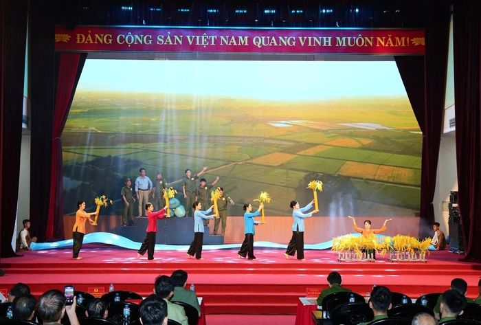 Các đội thi thể hiện các phần thi.