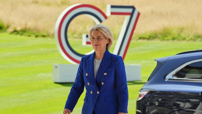 Chủ tịch Ursula von der Leyen nhấn mạnh: “Nhờ năng lực quốc phòng vững mạnh, Pháp là một nhân tố quan trọng đối với an ninh châu Âu. Chương trình SAFE giúp các quốc gia thành viên tăng cường năng lực, hỗ trợ các ngành công nghiệp quốc phòng của họ và hỗ trợ Ukraine”. Ảnh: Bloomberg.