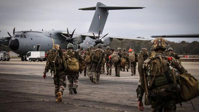 Các binh sĩ Pháp lên máy bay Airbus A-400 M trong một cuộc tập trận của Không quân Pháp tại căn cứ quân sự Mont-de-Marsan vào ngày 6 tháng 10 năm 2022. Ảnh: AFP.