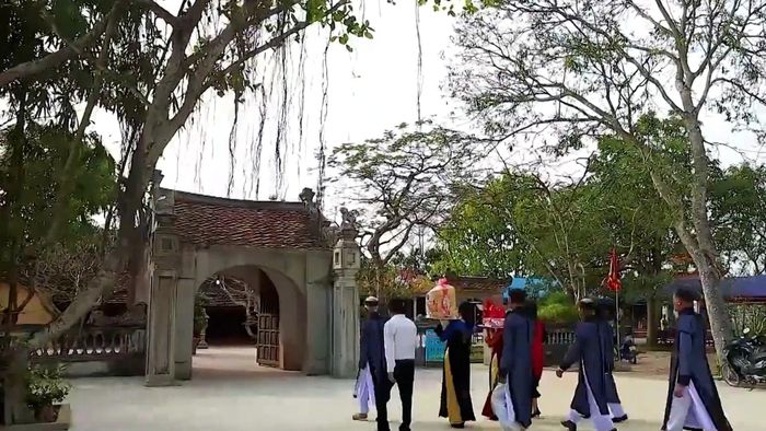 Ngày nay, đền thờ Tô Hiến Thành không chỉ là nơi sinh hoạt tín ngưỡng của người dân vùng cửa biển, mà còn là điểm đến giàu giá trị lịch sử, văn hóa. Giữa tiếng sóng biển rì rào và không gian khoáng đạt của Lạch Trường, ngôi đền vẫn lặng lẽ gìn giữ những lớp trầm tích của thời gian, góp phần làm nên nét riêng của vùng biển xứ Thanh.