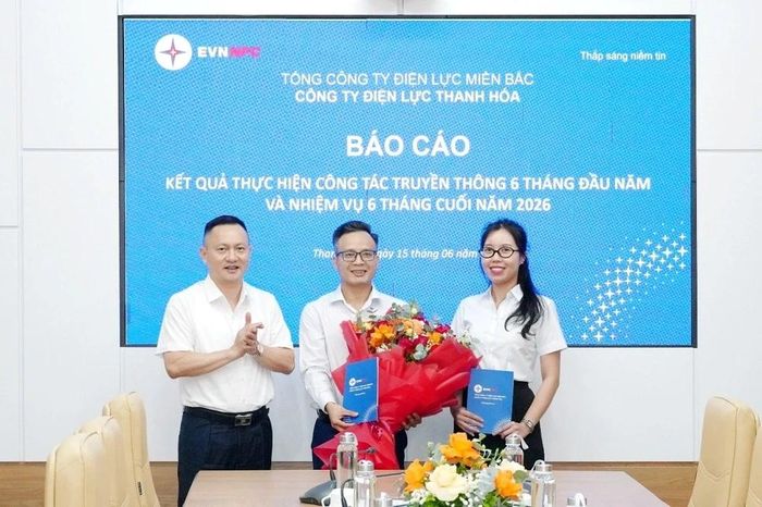 Hướng tới kỷ niệm 101 năm ngày Báo chí Cách mạng Việt Nam 21/6, Giám đốc Công ty Điện lực Thanh Hóa ghi nhận những đóng góp và chúc mừng cán bộ phụ trách truyền thông Công ty.
