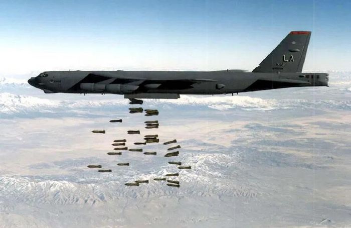 B-52 Stratofortress là một trong những loại máy bay ném bom chiến lược chủ lực của Mỹ, có khả năng mang theo khoảng 31,7 tấn vũ khí, với tầm hoạt động hơn 12.800 km mà không cần tiếp nhiên liệu. Ảnh: Britannica.