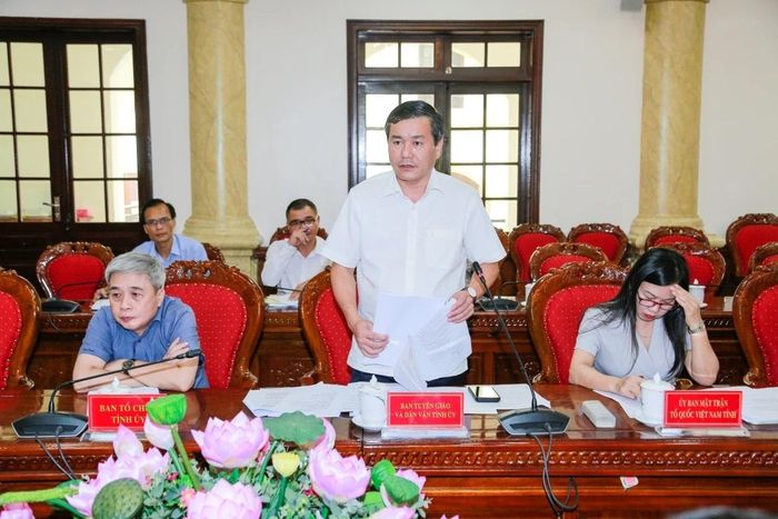 Đại diện Ban Tuyên giáo và Dân vận Tỉnh ủy phát biểu tại hội nghị.