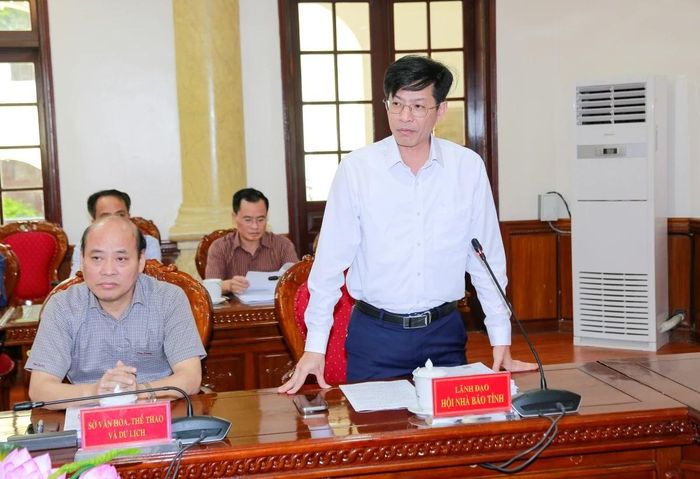 Đồng chí Phạm Văn Báu, Tỉnh ủy viên, Giám đốc Báo và Phát thanh, truyền hình Thanh Hóa, Chủ tịch Hội Nhà báo tỉnh báo cáo tại hội nghị.