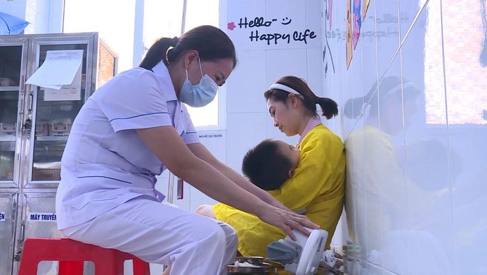 Nhiều phụ huynh chủ quan, không đưa trẻ đến cơ sở y tế để điều trị sớm khiến bệnh của trẻ diễn tiến nặng.