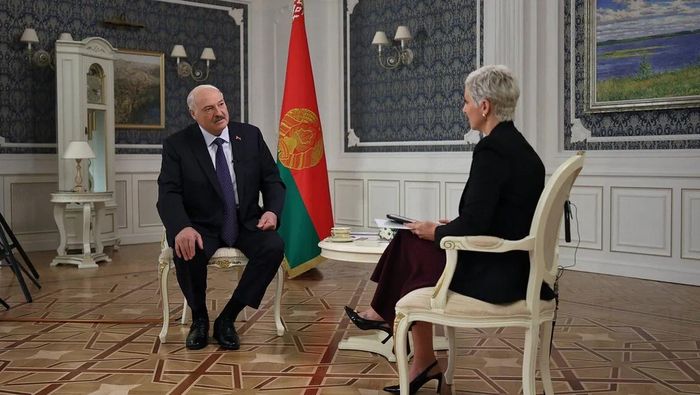 Tổng thống Belarus Alexander Lukashenko trả lời phỏng vấn kênh truyền hình Al Arabiya ngày 15/6. Ảnh: BeITA.