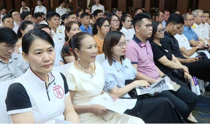 Các doanh nghiệp kinh doanh vàng nghe giải đáp vướng mắc trong thực hiện chính sách, pháp luật về thuế.