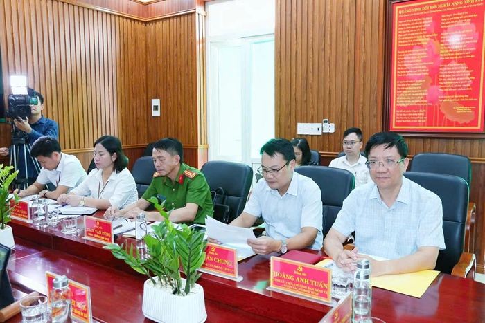 Các đại biểu dự buổi làm việc.