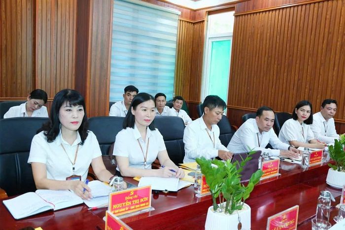 Các đại biểu dự buổi làm việc.