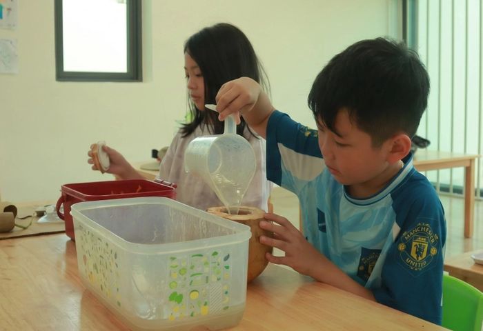Các bạn nam khéo léo, tỉ mỉ trong giờ thực hành pha chế.