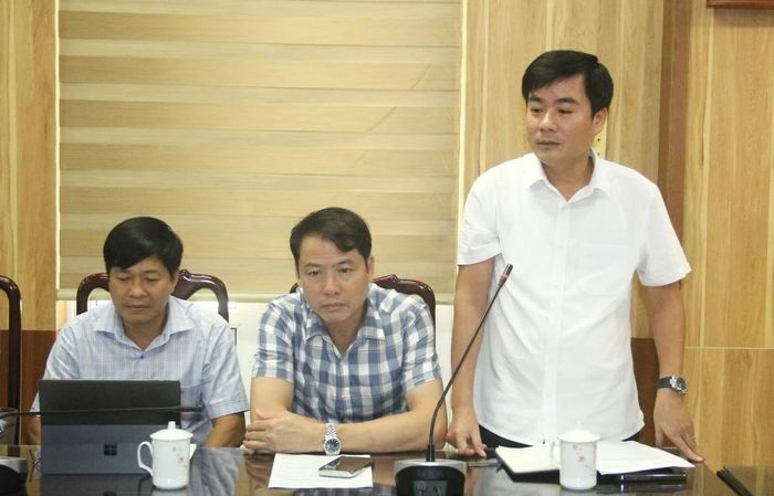 Lãnh đạo xã Cẩm Thủy phát biểu tại hội nghị.