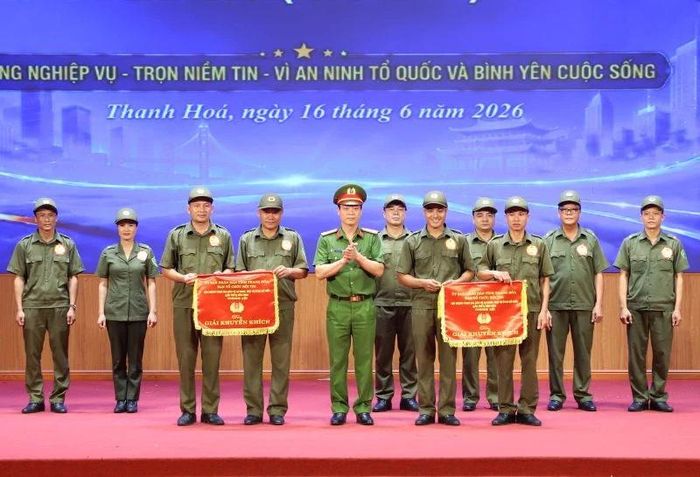 Ban Tổ chức trao giải khuyến khích cho đội thi.