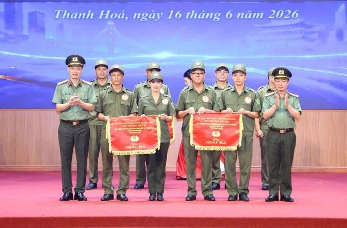 Ban Tổ chức trao giải ba cho các đội thi.