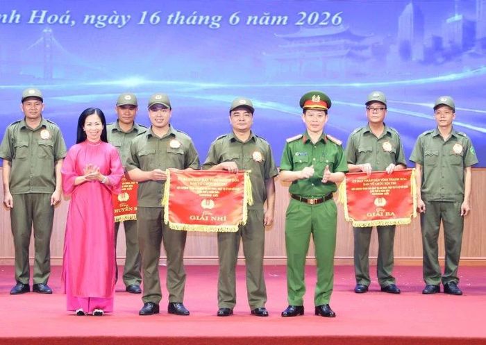 Phó Giám đốc Công an tỉnh Trịnh Văn Giang trao giải nhì cho đội thi.