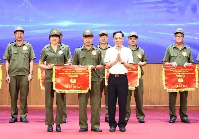 Phó Chủ tịch UBND tỉnh Đầu Thanh Tùng trao giải nhất cho đội thi số 6.