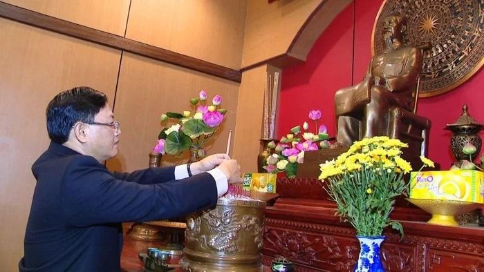 Phó Chủ tịch Thường trực UBND tỉnh Mai Xuân Liêm dâng hương tưởng niệm Chủ tịch Hồ Chí Minh tại khuôn viên Đại sứ quán.