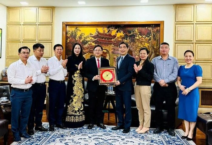 Phó Chủ tịch Thường trực UBND tỉnh Mai Xuân Liêm trao quà lưu niệm cho Đại sứ Phạm Việt Hùng.